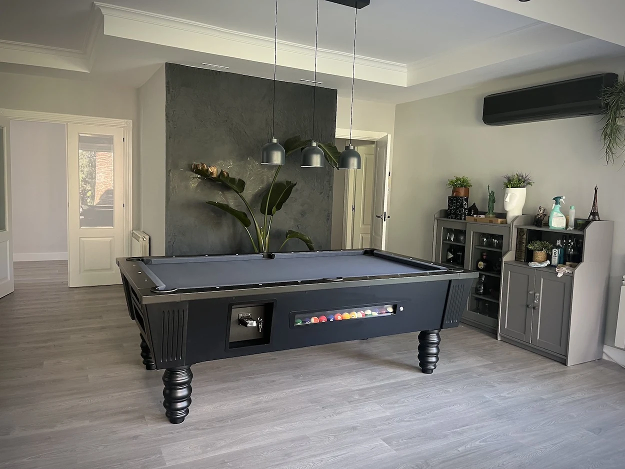 Mesa de billar de lujo de El Billar fabricada en madera maciza de nogal