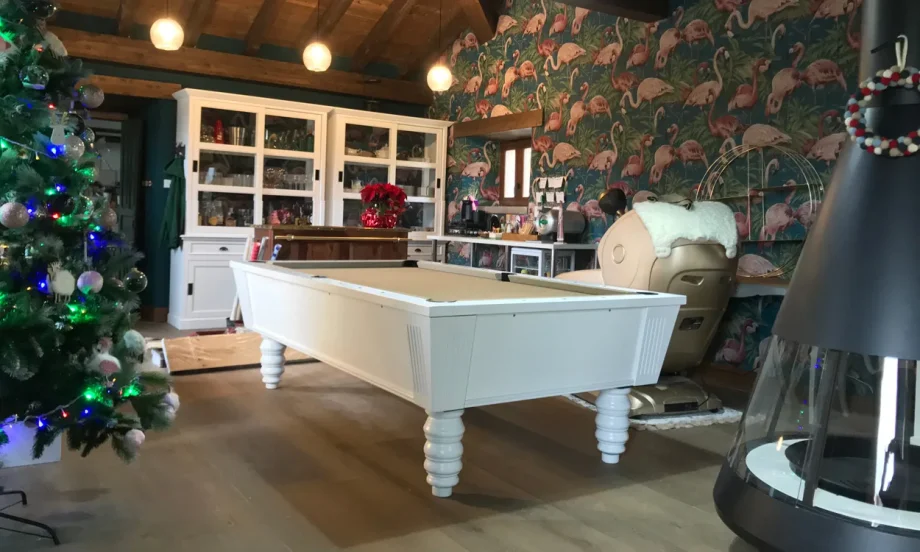 Mesa de billar modelo Málaga instalada en salón, diseño moderno en madera maciza — fabricada por El Billar en Móstoles
