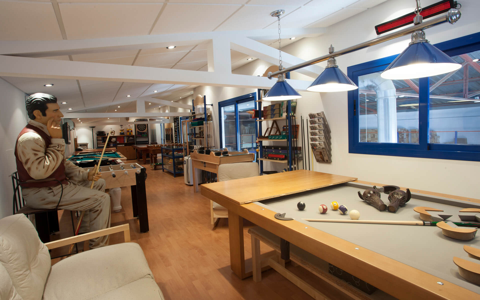 Showroom de El Billar en Móstoles con mesas de billar y futbolínes