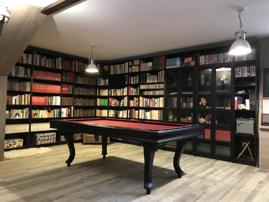 Mesa de billar de diseño moderno, fabricada a medida en madera maciza por El Billar — personalización total de acabados