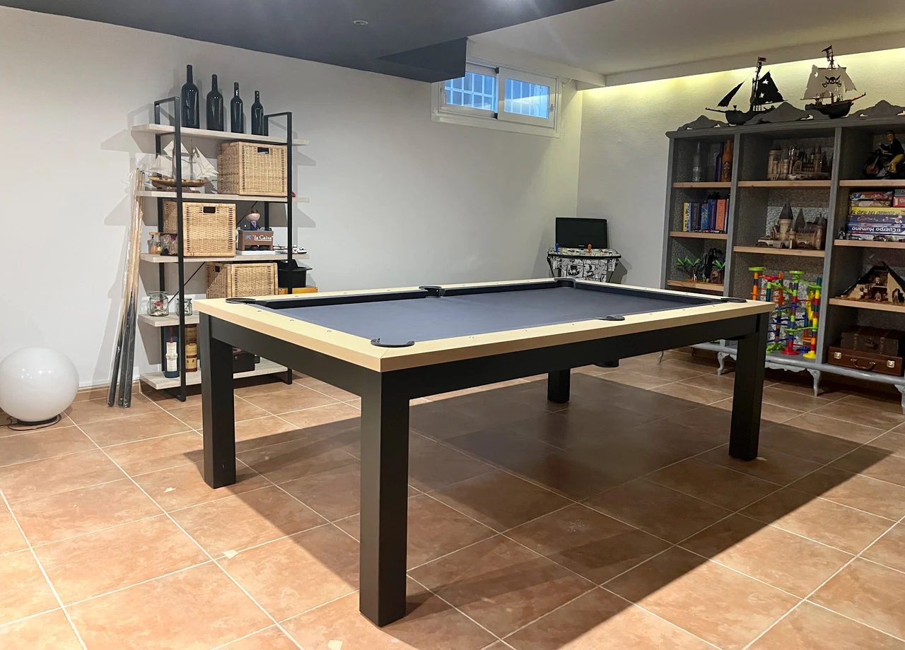 Medidas Mesa de Billar: Guía Completa de Dimensiones 2026 2 Mesa de billar instalada en sala de juegos del hogar con espacio suficiente alrededor, fabricada a medida por El Billar en Móstoles