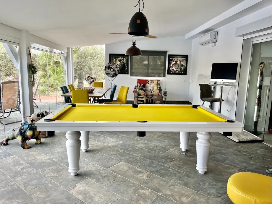 Mesa de billar instalada en un salón particular — billar para casa fabricado a medida por El Billar en Móstoles
